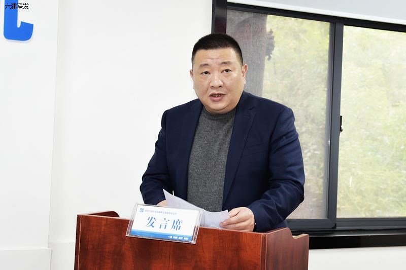 李震_缩小.jpg
